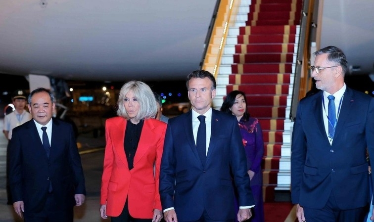 French President arrives in Hanoi for state visit to Vietnam